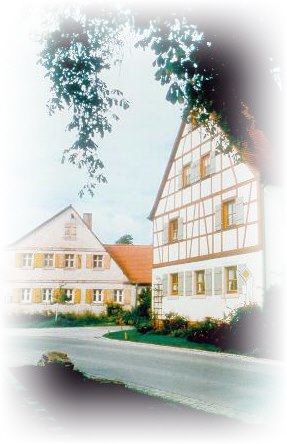 Rechtes Gebude: Fassadensanierung und Begrnung der Fassade