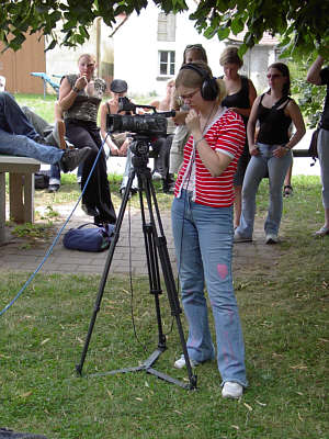 Mitglied der Filmgruppe der Realschule Rothenburg bei der Protokollierung der Interviews