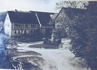 Dorfplatz anfangs des 20. Jahrhunderts mit dem Kriegerdenkmal