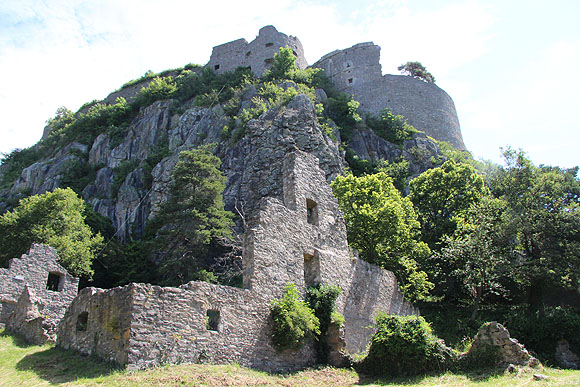 Festungsruine mit Mannschaftsgebäuden