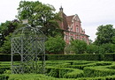 Torbau mit Garten im Vordergrund