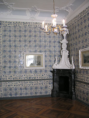 Holländisches Zimmer, Eckce mit Kamin und Porzellanaufsatz