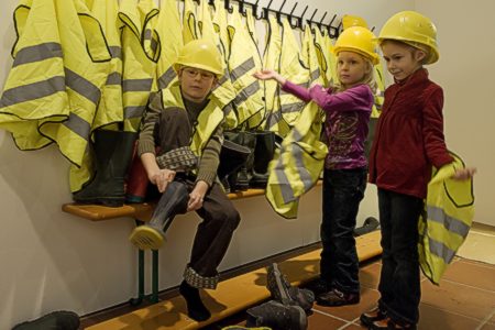 Junge Archäologen brauchen auch die passende Kleidung