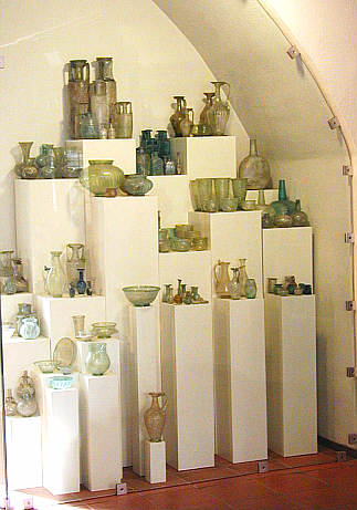 Installation mit römerzeitlichen Glaswaren im Museum im Andreasstift in Worms. Foto: kulturer.be