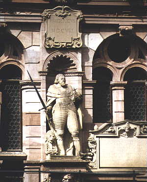 Figur des Bauherrn, des Kurfürsten Friedrich IV. 