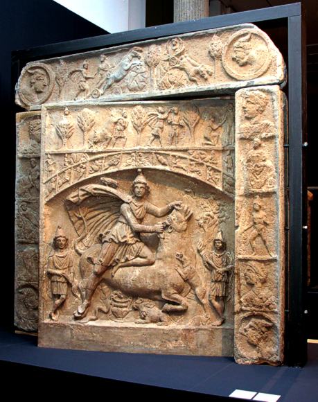 Mithrasstein von Frankfurt-Heddernheim, Kultnische des Mithräums I, um 200 n. Chr. Sandstein, Höhe 180 cm. Wiesbaden, Stadtmuseum, Sammlung nassauischer Altertümer.
