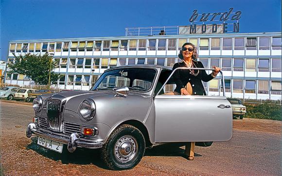 Foto: Hubert Burda Medien: „Ich bin Burda Moden“: Aenne Burda 1973 vor ihrem von Egon Eiermann erbauten Verlagsgebäude in Offenburg.