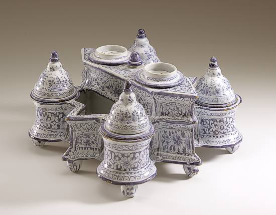 Fayence-Museum Hchstdt: Tintenzeug in Festungsform, Manufaktur Nrnberg, um 1730 