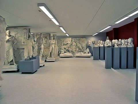 Blick in den Hauptraum mit dem Fries des Pergamonaltars im Hintergrund