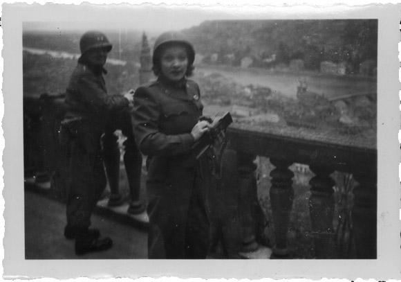 Marlene Dietrich auf der Terrasse des Heidelberger Schlosses. Foto © Deutsche Kinemathek/ ssg