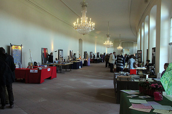 Blick in den südlichen Zirkelsaal des Schwetzinger Schlosses mit den Ständen der Buchmesse (2014)