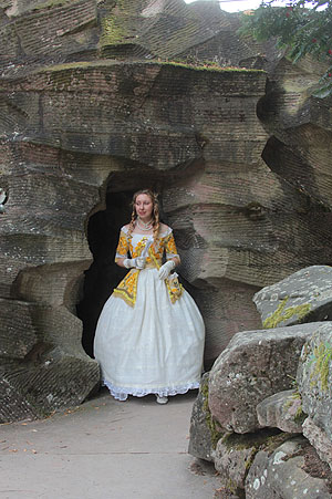 Baronin von Krüdener, die Frau des russischen Gesandten am Hof des Kurfürsten Carl Theodor, beim Lustwandeln im Schlosspark