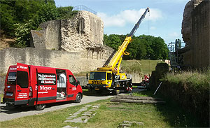 Bei Restaurierungen wird am Amphitheater Trier teilweise mit schwerem Gerät gearbeitet. Ohne vorherige Dokumentation des antiken Baubestandes drohen Schäden am Monument.