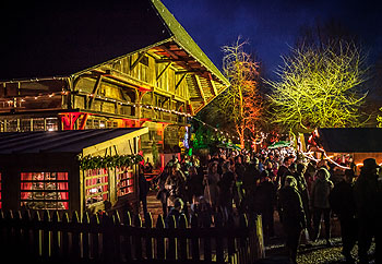 Weihnachtsdorf: Beim Weihnachtsdorf im Freilichtmuseum Vogtsbauernhof bieten regionale Aussteller traditionelle Produkte und altes Handwerk an. Foto: Schwarzwälder Freilichtmuseum Vogtsbauernhof, Hans-Jörg Haas