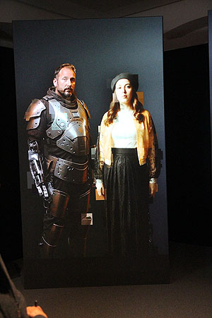 Götz von Berlichingen, in Rüstung, und Magdalena Scherer in bürgerlicher Kleidung als KI-Projektionen. Foto: kulturer.be