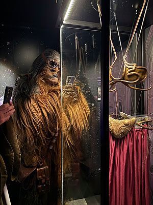 Chewbacca fotografiert den Original Prinzessin Leia-Bikini