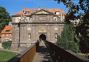 Breisach, Rheintor, Blick von der Feldseite über den Graben