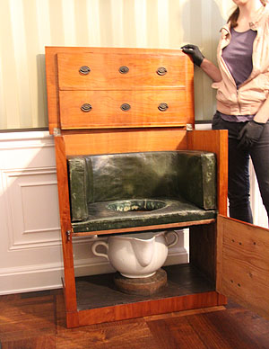 Toilettenschrank.