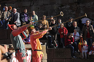 Schloss Heidelberg, Fanfarenbläser im Schlosshof. Aufnahme 2011.