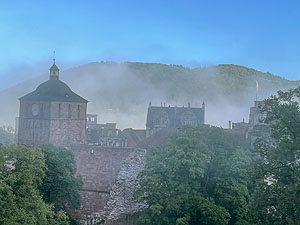 Schloss Heidelberg im Dunst des frühen Morgens