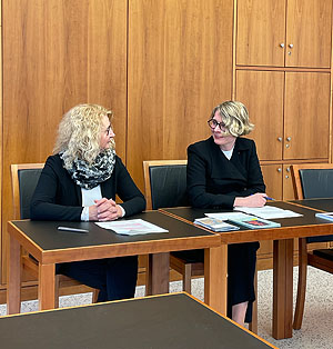 Patricia Alberth, Geschäftsführerin der Staatlichen Schlösser und Gärten Baden-Württemberg (rechts), und Silke Eichhorn, Leiterin der Schlossverwaltung Heidelberg (links).
