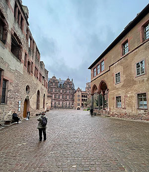 Seltener Anblick: Der Schlosshof fast ohne Besucher an einem regenerischen März-Vormittag.