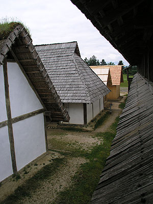 Heuneburg - Stadt Pyrene, Blick vom Umgang der Wehrmauer auf die Handwerkerhütten. Foto: kulturer.be