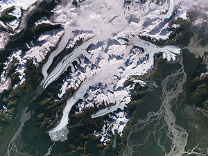 Gletscher in den Chugach Mountains in Alaska. Dieses vom Sentinel-2-Satelliten am 6. Oktober 2017 aufgenommene Bild zeigt die schmelzenden Scott- (links), Sheridan- (Mitte) und Childs-Gletscher (rechts), die Seen und Flüsse in ihren Vorfeldern speisen.