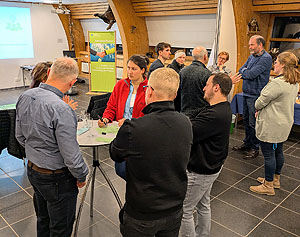 Die Vertreter der Partnerbetriebe treffen sich zum Austausch.