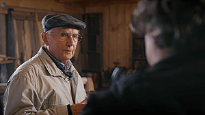 Erich Schwär erläutert im Film über Simonswald die Handhabung alter Werkzeuge