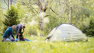 Bild zeigt einen Mann und eine Frau bei einem Zelt im Trekking-Camp