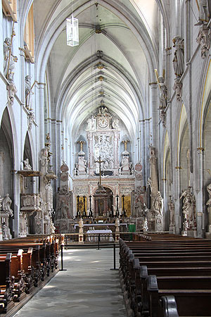 Münster, Innenansicht mit Blick über den Hochaltar zur Ostwand
