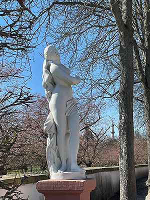 Figur in der Kastanienallee, im Hintrergrund der Kirschgarten und ein Minarett der Moschee.