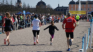 Spargellauf in Schwetzingen: Zielgerade vor dem Schloss. Foto: Birgit Schillinger