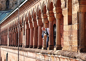 Der Fotograf Horst Hamann in der Zwerggalerie des Doms. Foto: © Mateo Hamann