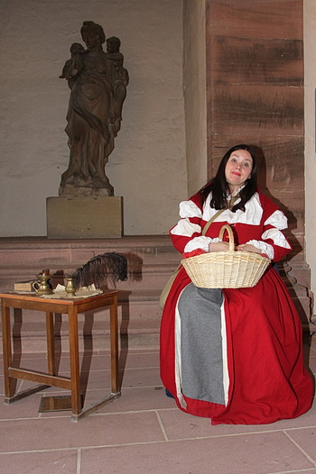 Hofdame bei der Kostrmfhrung in Heidelberg