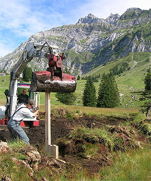 Arbeiten am Hochmoor Siebenbrünnen (Schwägalp, Kantonsgrenze AR/SG): Vor 1935 gezogene Gräben wurden gefüllt und Spundwände eingezogen. Foto: Beck & Staubli