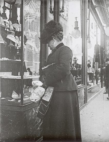 Window Shoppi9ng - Eine Forogeschichte des Schaufensters: Auslagenbummel, um 1910