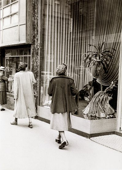 Window Shoppi9ng - Eine Forogeschichte des Schaufensters: Modeauslage 1946