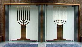 Kirchentren mit Leuchter