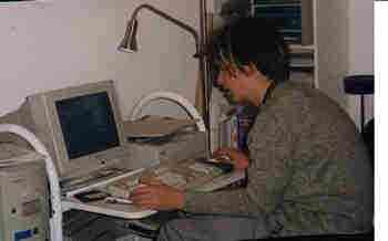 Jonas bei arbeiten an der cd-rom