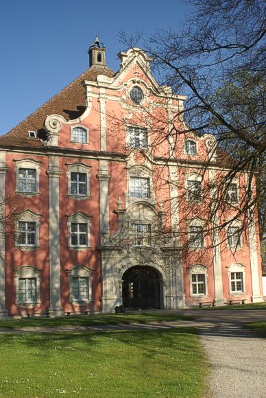Unteres Tor, ein dreistöckiges Gebäude mit Tordurchfahrt und Zwerchhaus