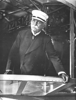 Graf Zeppelin im Gondelfenster von LZ 62 (L 30), 1916. Bild © Archiv der Luftschiffbau Zeppelin GmbH, Friedrichshafen