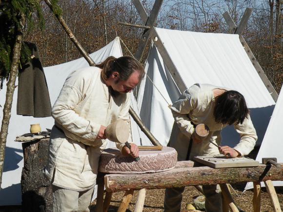 Die Steinmetze arbeiten nur mit Hammer und Meißel. Bild © Karolingische Klosterstadt e.V