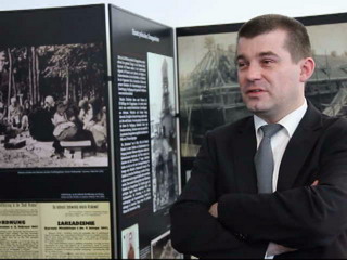 Jakub Deka, Stiftung polnisch-deutsche Aussöhnung, führt durch die Ausstellung