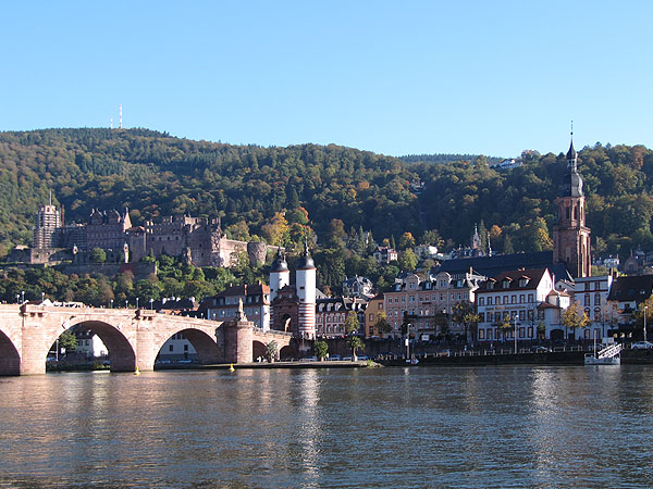 Panorama der Stadt vom gegenüberliegenden Neckarufer mit Alter Brücke, Schloss und Heiliggeistkirche