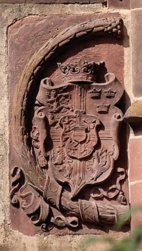 Das Wappen des Königreichs Dänemark mit Norwegen und Schweden am Gläsernen Saalbau des Heidelberger Schlosses