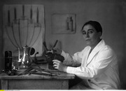 Emmy Roth in ihrer Werkstatt, Berlin, 1927