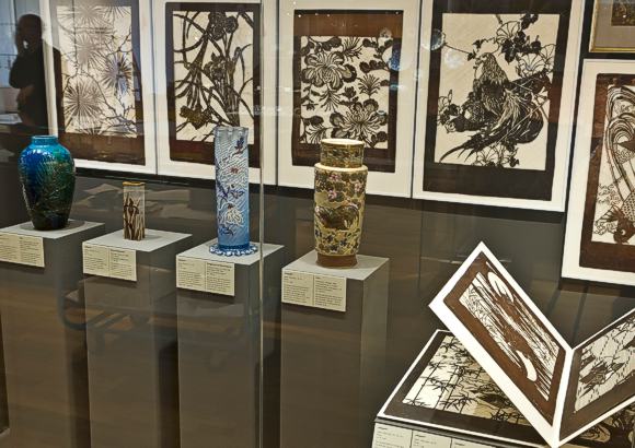 Impression aus der Sammlungsausstellung: Japanische Katagami (Färberschablonen) und ihr Einfluß auf den europäischen Jugendstil. © Badisches Landesmuseum Karlsruhe