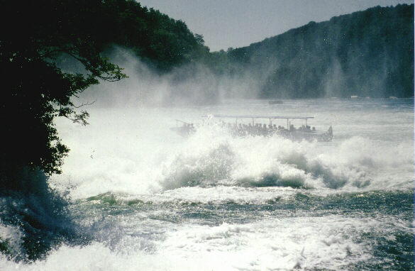 Besucherboot auf dem Weg von Neuhausen zum Felsen in der Mitte des Rheinfalls